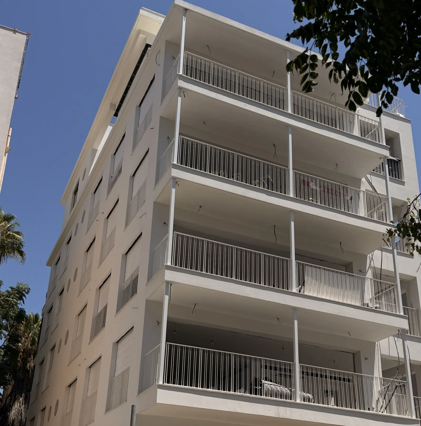 בניין המגורים ביונה הנביא 15 בתל אביב בשלבי גמר - מרפסות עם מעקות לבנים
